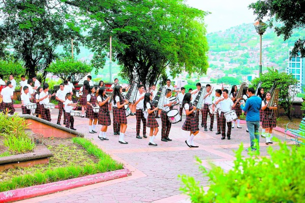 Hasta los mirones deberían participar en desfiles: Solís