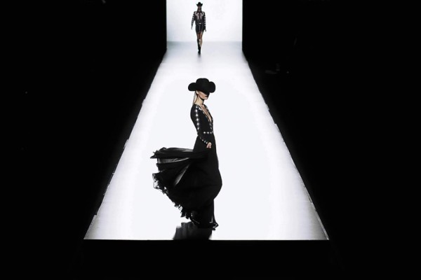 Sensualidad desbordante en Mercedes Benz Madrid