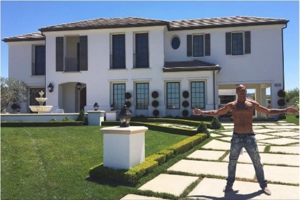 El exconvicto más guapo del mundo presume sus lujosas pertenencias