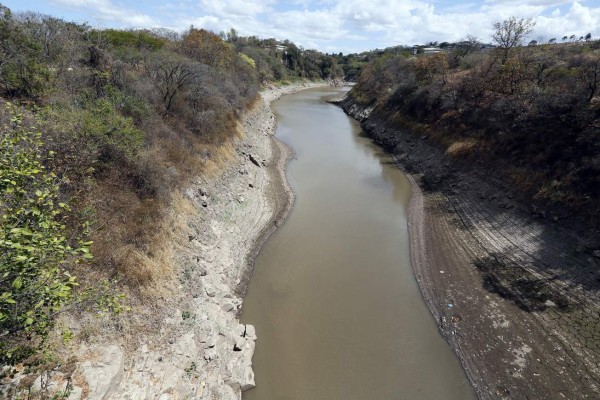 Se agudizan los racionamientos de agua potable a cada cuatro días en la capital
