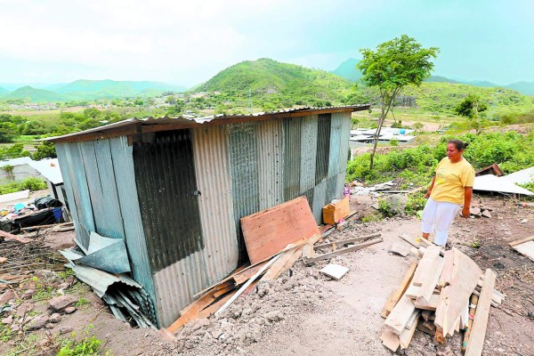 Familia Mondragón se instala en vivienda