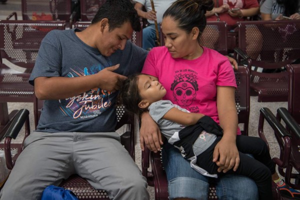 FOTOS: Hondureños son dejados en una estación de buses en Texas tras ser liberados  