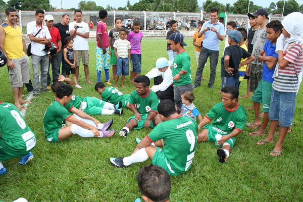 VIDEO: El equipo de enanos que causa furor en Brasil