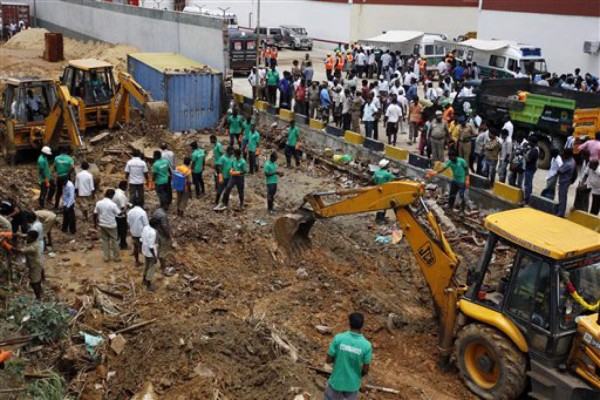 Mueren 11 constructores tras derrumbamiento en la India