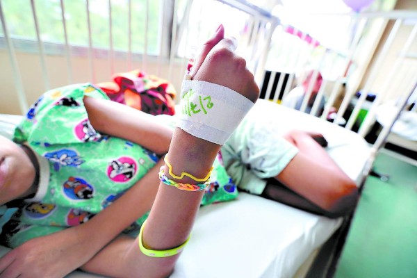 Se abarrotan las salas de los hospitales públicos por dengue