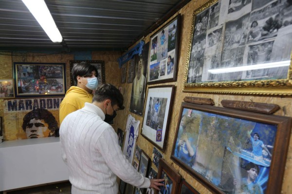 El mundo rinde conmovedores tributos póstumos a Diego Maradona (FOTOS)