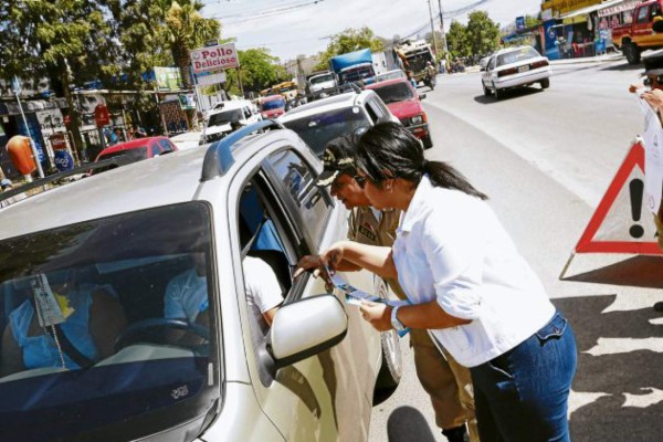 Comienza éxodo de ciudadanos en terminales de buses
