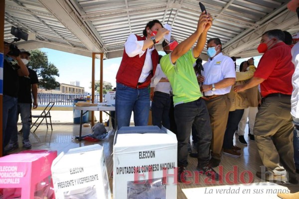 Las 20 imágenes que dejó la jornada electoral en la capital