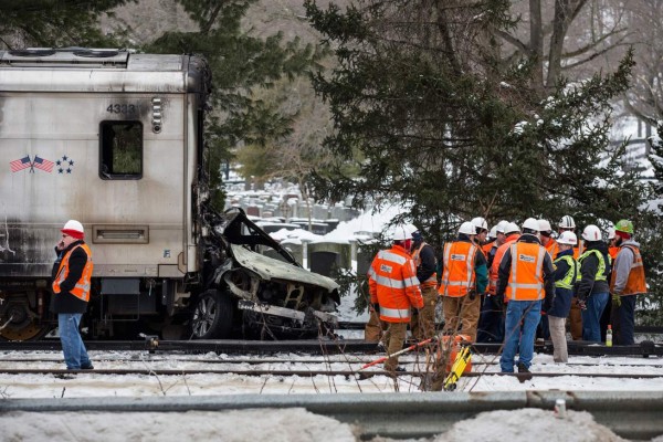 Seis muertos en choque de tren suburbano y un auto