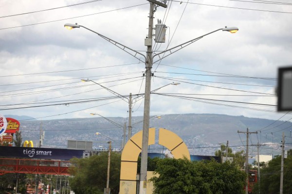 Daños del alumbrado público mantiene a oscuras la capital