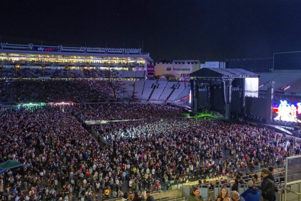 Sin mascarillas ni distanciamiento: el show que aglomeró a 50 mil personas en Nueva Zelanda