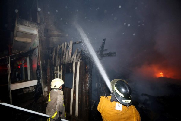 Voraz incendio consume cuartería