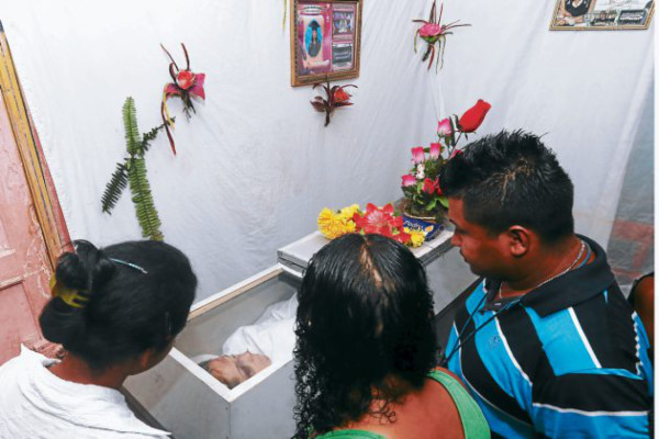Dolor y solidaridad en velatorio de joven