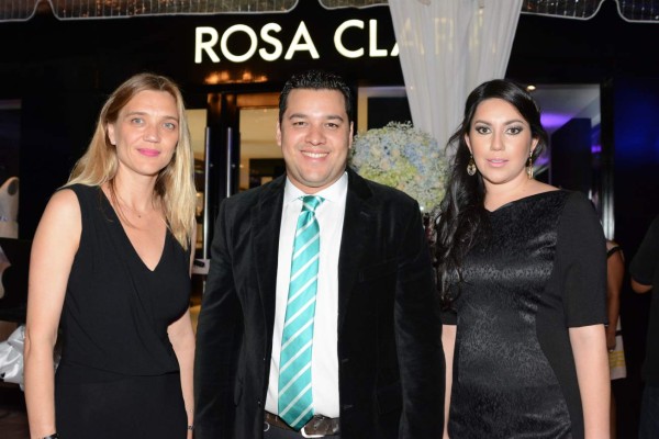 Elegante coctel por apertura de Rosa Clará