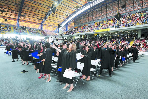 Emotividad y orgullo en coloridas graduaciones de la Universidad Nacional Autónoma de Honduras