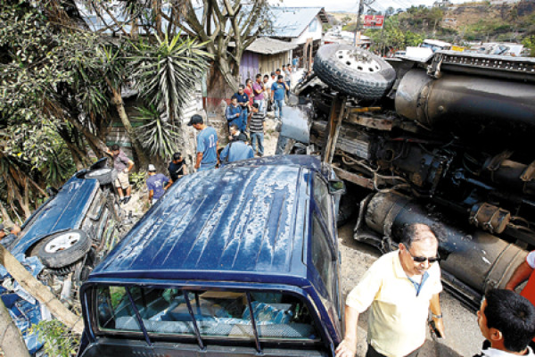 De milagro se salvan de morir en volcamiento de contenedor en la carretera al sur de Honduras