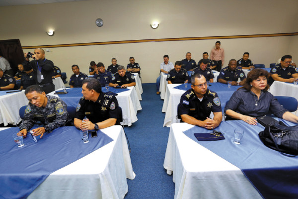 Personal de la DNIC se insubordina por medidas para sanear institución