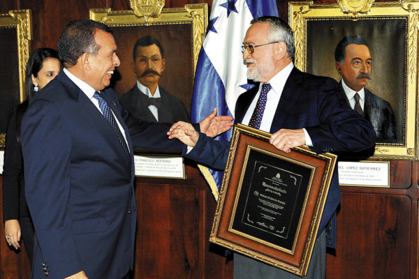 Reconocen labor de Sir Salvador Moncada