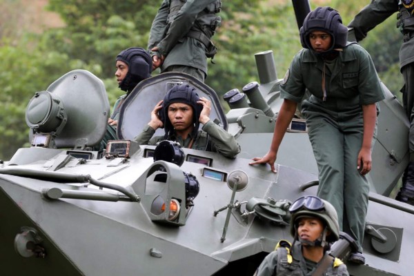 Chavistas desafían a Estados Unidos con ejercicios militares 