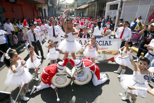 Fervor y ternura en desfiles de los pequeños de la Patria