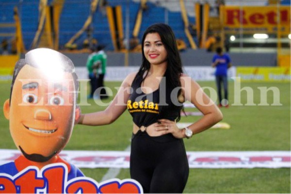 Las hermosas chicas que adornan el estadio Morazán en el partido entre Real España y Platense
