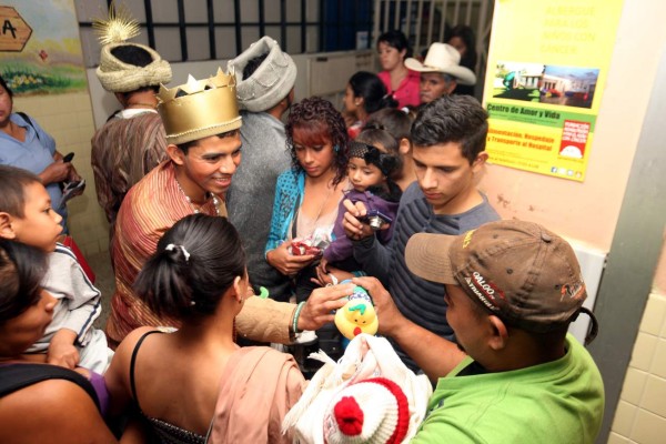 Los Reyes Magos visitan la sala de Oncología