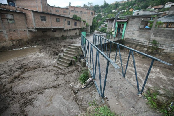 Ocho personas evacuadas por derrumbes e inundaciones
