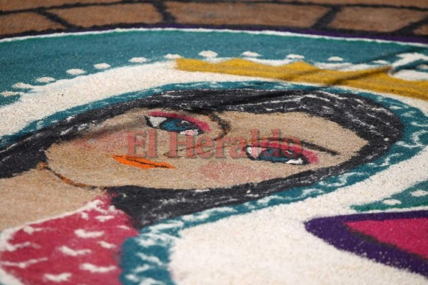 Color y tradición, las alfombras de aserrín que engalanan la Semana Santa (FOTOS)