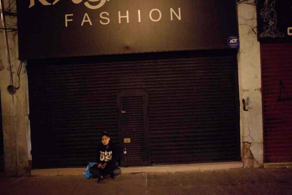 FOTOS: Tras fuerte temblor en México, las familias se abrazan nerviosas en las calles