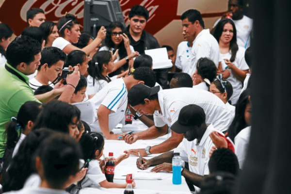 Olimpia motiva a estudiantes a jugar fútbol