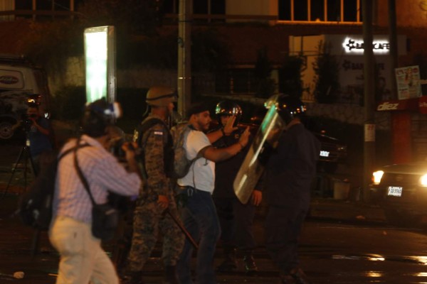 Marcha de las antorchas termina en vandalismo