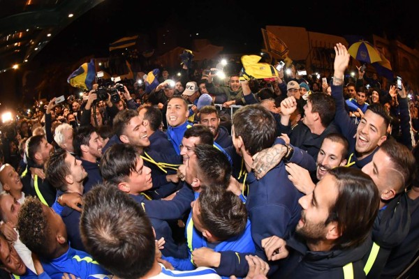 Los jugadores de Boca Juniors -primer plano- celebran el título junto a varios aficionados (Foto: Agencia AFP)