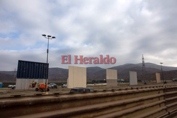 Las primeras imágenes del prototipo del muro fronterizo entre México y EEUU