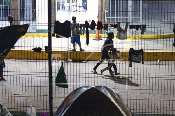 Precariedad y hacinamiento, la vida de migrantes en campamento improvisado