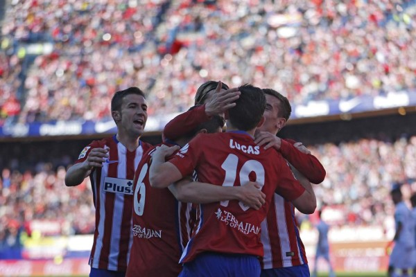 Atlético derrota a Granada por tres goles y empata en la clasificación con Barcelona