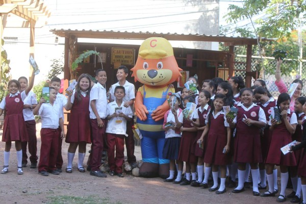 Visitar el meliponario es una experiencia inolvidable para la Escuela República de Canadá&nbsp;&nbsp;
