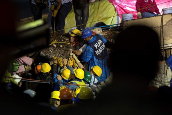 Contra el reloj y el cansancio, sigue el rescate tras terremoto en México