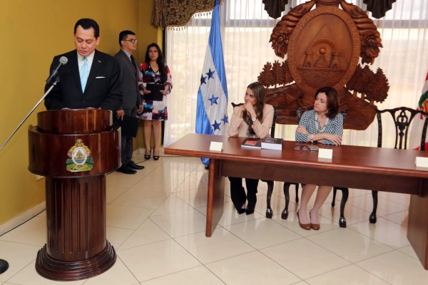 Guillermo Gonzales presentó dos libros de gastronomía