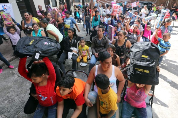 Santa Claus realiza última entrega de juguetes