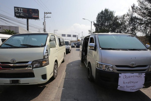 Conductores de 'buses brujitos” vuelven a la carga por legalización
