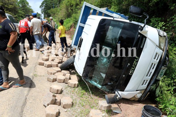 Fotos: Accidente en carretera a Valle de Ángeles casi termina en tragedia