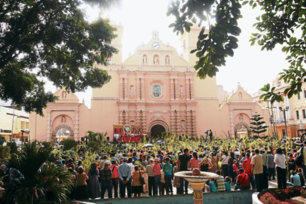 Iglesia católica pide a hondureños caminar junto a Cristo en la semana mayor