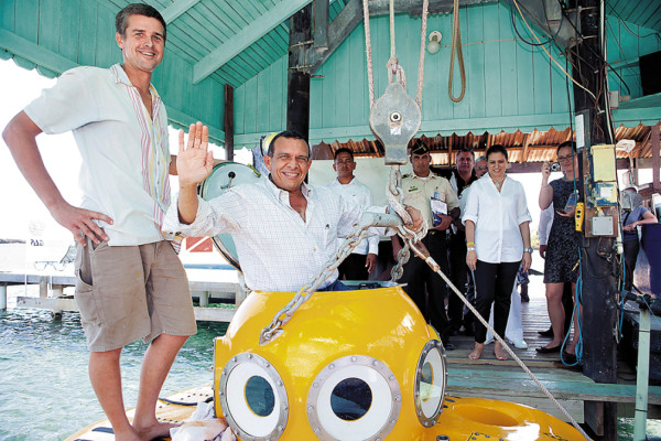 Submarino explora entrañas de Roatán