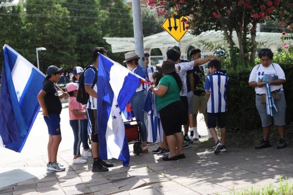 FOTOS: Ambiente catracho afuera del BBVA Compass en Houston