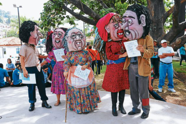 Familia de mojigangas encuentra su identidad