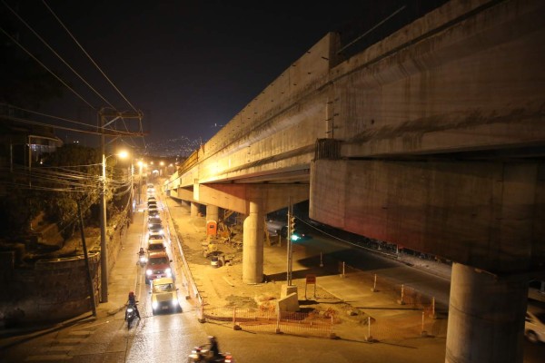 Infraestructura vial toma forma en horas nocturnas