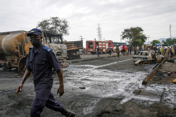 Las dolorosas escenas tras la explosión que ya suma 98 muertos en Sierra Leona