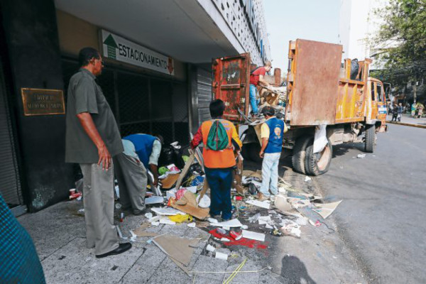 Basura acompañó a la feligresía en procesiones