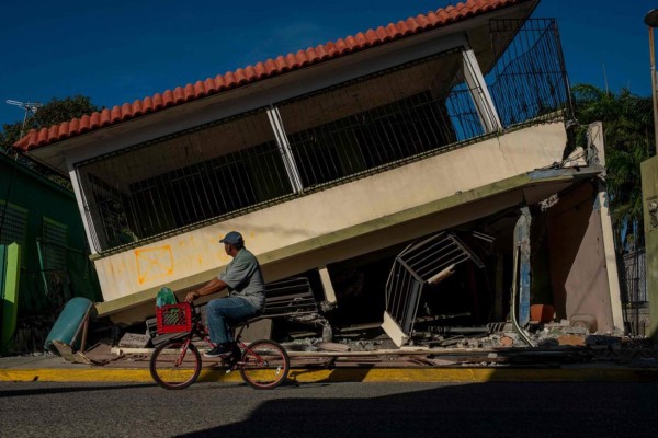 FOTOS: En la calle, afectados por devastadores sismos en Puerto Rico esperan ayuda