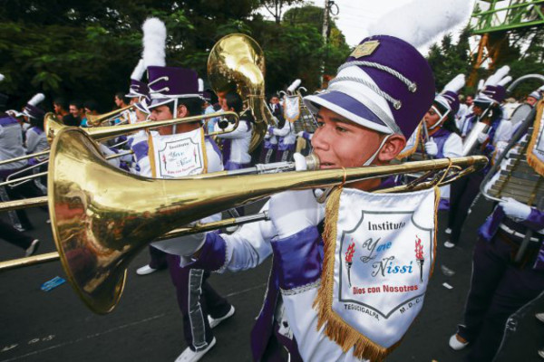 Bandas impusieron sus ritmos en fiestas patrias